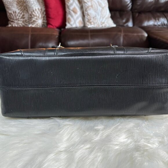 Authentic Louis Vuitton Segur Epi Leather Shoulder Bag - Picture 10 of 16